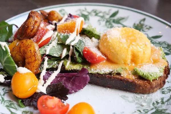 Why Ila’s Chicago is Everyone’s Favorite Dining Spot